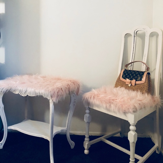 Poshmark banner for @avenues